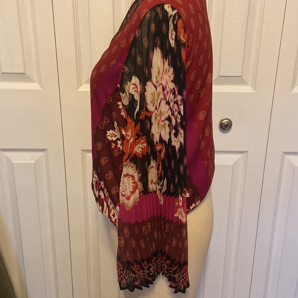 White House Black Market top. - Picture 2 of 8